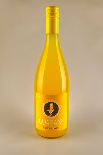 1 Liter Flasche GUARANII Der Gelbe: Fruchtiger Weißwein mit Orange, Passionsfrucht und belebendem Guarana aus dem brasilianischen ONCA Projekt